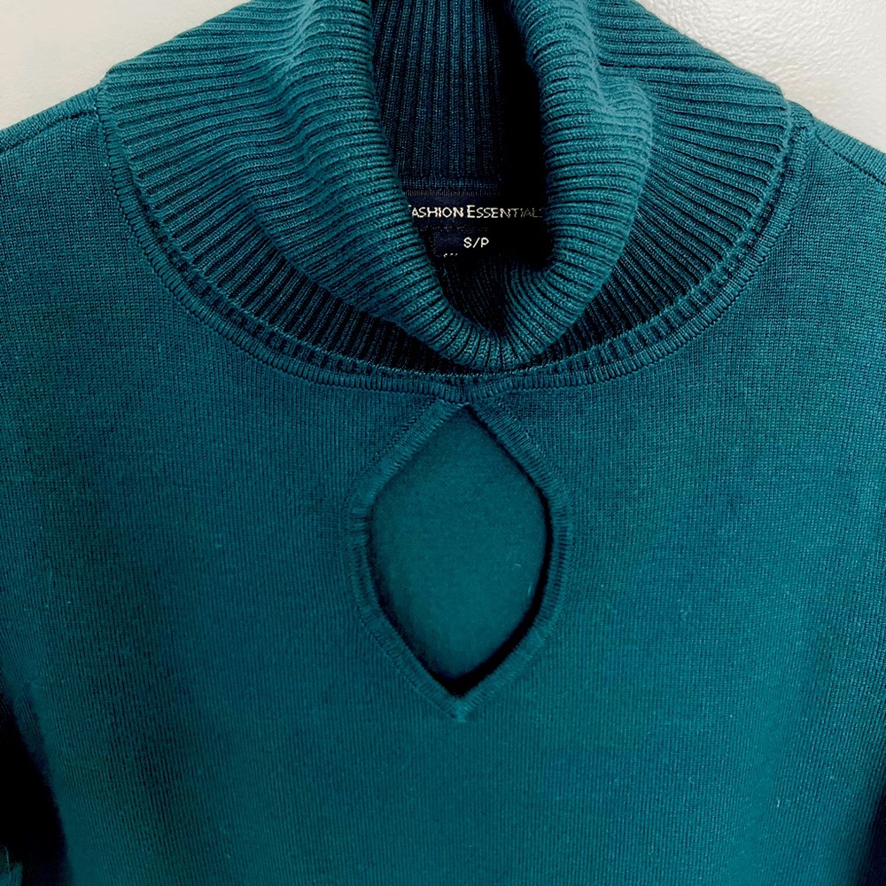 💙 Sexy fall turtleneck with keyhole detail